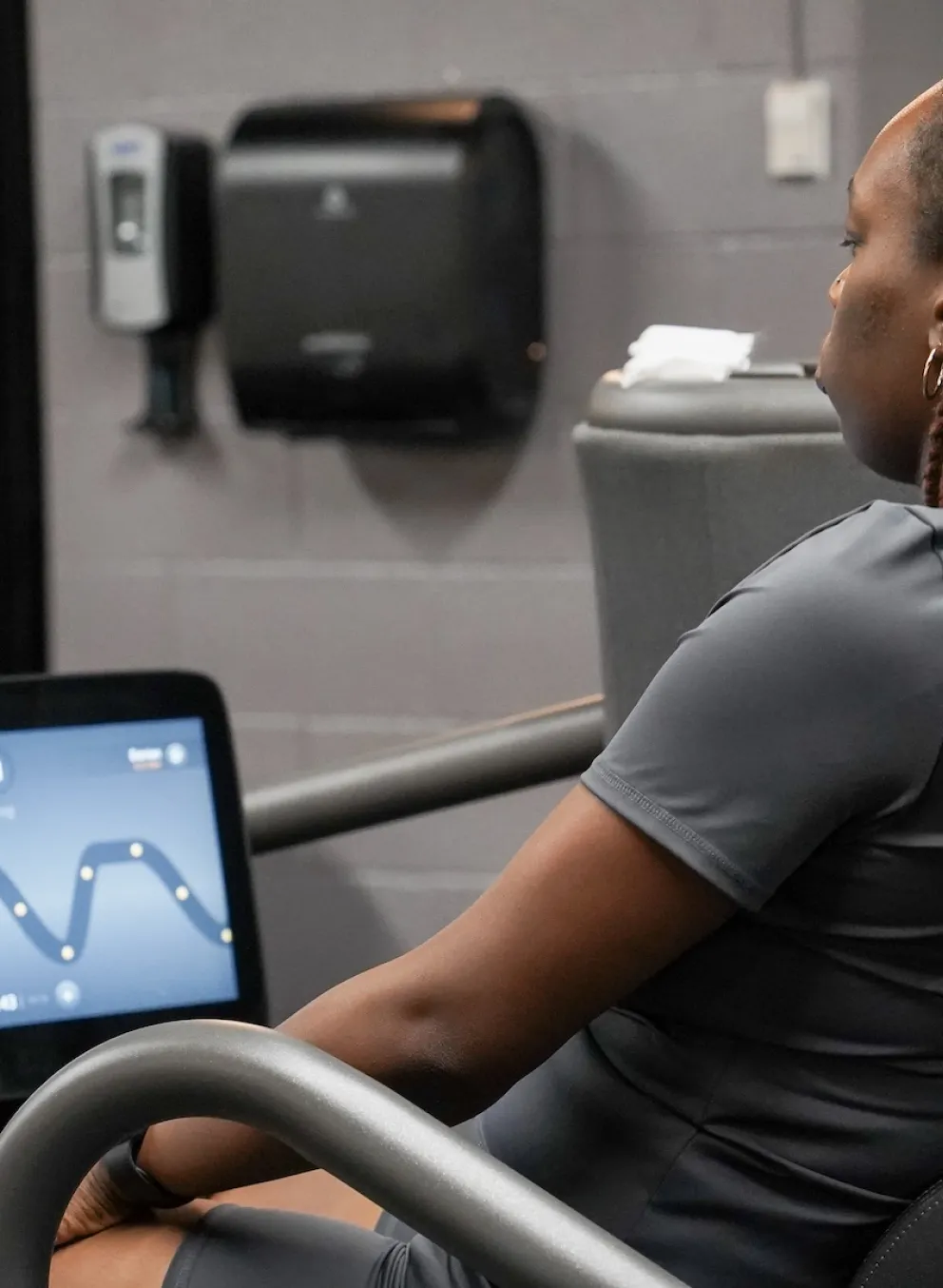 Woman at Strat-Richardson YMCA working out on en EGYM equipment machine